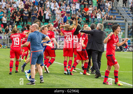 Lyon-Teamgruppe, 26. Mai 2016 - Fußball / Fußball: Saki Kumagai von Lyon nach Elfmeterschießen gewann, während der UEFA Women's Champions League Finale Spiel zwischen VfL Wolfsburg feiert 1(3-4) 1 Lyon im Stadio Citta del Tricolore in Reggio Emilia, Italien. (Foto: Aicfoto/AFLO) Stockfoto