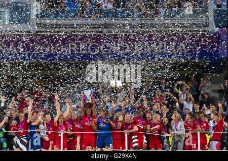 Lyon-Teamgruppe, 26. Mai 2016 - Fußball / Fußball: Lyon-Spieler feiern mit der Trophäe nach dem Gewinn der UEFA Women's Champions League Finale Spiel zwischen VfL Wolfsburg 1(3-4) 1 Lyon im Stadio Citta del Tricolore in Reggio Emilia, Italien. (Foto: Aicfoto/AFLO) Stockfoto