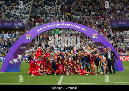 Lyon-Teamgruppe, 26. Mai 2016 - Fußball / Fußball: Lyon-Spieler feiern mit der Trophäe nach dem Gewinn der UEFA Women's Champions League Finale Spiel zwischen VfL Wolfsburg 1(3-4) 1 Lyon im Stadio Citta del Tricolore in Reggio Emilia, Italien. (Foto: Aicfoto/AFLO) Stockfoto