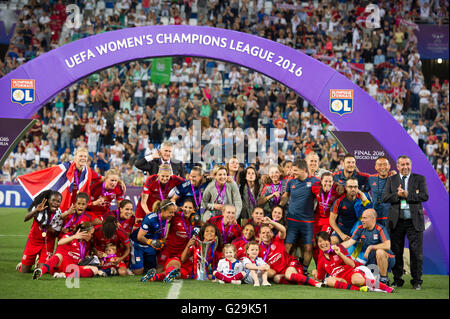 Lyon-Teamgruppe, 26. Mai 2016 - Fußball / Fußball: Lyon-Spieler feiern mit der Trophäe nach dem Gewinn der UEFA Women's Champions League Finale Spiel zwischen VfL Wolfsburg 1(3-4) 1 Lyon im Stadio Citta del Tricolore in Reggio Emilia, Italien. (Foto: Aicfoto/AFLO) Stockfoto