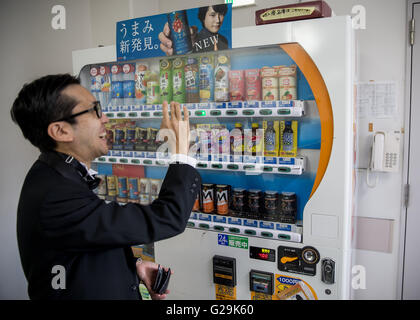 Ise-Shima, Japan. 27. Mai 2016. Ein Mann wählt ein Getränk aus dem Automaten in Ise Shima, Japan, 27. Mai 2016. Foto: Michael Kappeler/Dpa/Alamy Live News Stockfoto