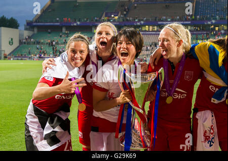 Lyon-Teamgruppe, 26. Mai 2016 - Fußball / Fußball: Saki Kumagai (3 L) von Lyon feiert mit der Trophäe nach dem Gewinn der UEFA Women's Champions League Finale Spiel zwischen VfL Wolfsburg 1(3-4) 1 Lyon im Stadio Citta del Tricolore in Reggio Emilia, Italien. (Foto: Aicfoto/AFLO) Stockfoto