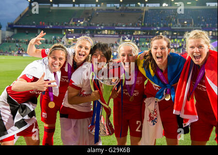 Lyon-Teamgruppe, 26. Mai 2016 - Fußball / Fußball: Saki Kumagai (3 L) von Lyon feiert mit der Trophäe nach dem Gewinn der UEFA Women's Champions League Finale Spiel zwischen VfL Wolfsburg 1(3-4) 1 Lyon im Stadio Citta del Tricolore in Reggio Emilia, Italien. (Foto: Aicfoto/AFLO) Stockfoto