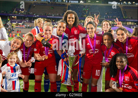 Lyon-Teamgruppe, 26. Mai 2016 - Fußball / Fußball: Lyon-Spieler feiern mit der Trophäe nach dem Gewinn der UEFA Women's Champions League Finale Spiel zwischen VfL Wolfsburg 1(3-4) 1 Lyon im Stadio Citta del Tricolore in Reggio Emilia, Italien. (Foto: Aicfoto/AFLO) Stockfoto