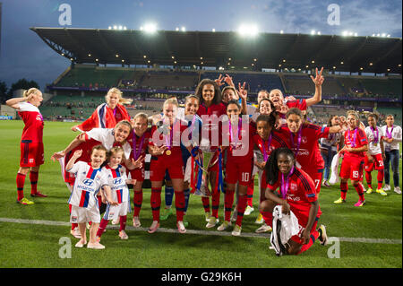 Lyon-Teamgruppe, 26. Mai 2016 - Fußball / Fußball: Lyon-Spieler feiern mit der Trophäe nach dem Gewinn der UEFA Women's Champions League Finale Spiel zwischen VfL Wolfsburg 1(3-4) 1 Lyon im Stadio Citta del Tricolore in Reggio Emilia, Italien. (Foto: Aicfoto/AFLO) Stockfoto