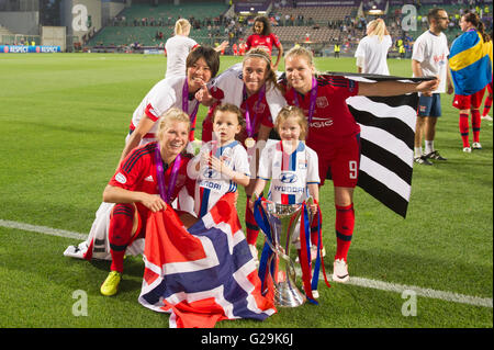 Lyon-Teamgruppe, 26. Mai 2016 - Fußball / Fußball: Lyon-Spieler feiern mit der Trophäe nach dem Gewinn der UEFA Women's Champions League Finale Spiel zwischen VfL Wolfsburg 1(3-4) 1 Lyon im Stadio Citta del Tricolore in Reggio Emilia, Italien. (Foto: Aicfoto/AFLO) Stockfoto