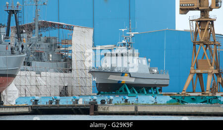 Wolgast, Deutschland. 27. Mai 2016. Ein Küstenpatrouille Behälter für Saudi-Arabien in gesehen bei der Peene-Werft Lürssen Gruppe in Wolgast, Deutschland, 27. Mai 2016. Die Bremer Lürssen-Gruppe wurde von Saudi Arabien mit dem MrdEuro Bau einer Flotte von Patrouillenbooten beauftragt. Vor einem Jahr mit dem Bau begonnen. Foto: Stefan Sauer/Dpa/Alamy Live News Stockfoto