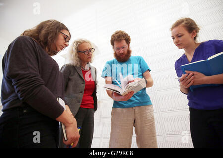 Berlin, Deutschland. 27. Mai 2016. New Yorker Künstler Michael Mandiberg (2-R) Gespräche mit Journalisten während einer Pressekonferenz zu, zu seiner Installation sprechen "Print Wikipedia: von Aachen bis Zylinderdruckpresse" in Berlin, Deutschland, 27. Mai 2016. Seine Installation zielt auf die Abbildung die Größe der Online-Enzyklopädie. Foto: Wolfgang Kumm/Dpa/Alamy Live News Stockfoto