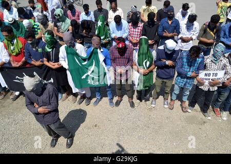 Kaschmirische Muslime beten Beerdigung in Abwesenheit für die Kämpfer, die vor kurzem in Saraibala Umgebung von Srinagar umgebracht wurden. Stockfoto