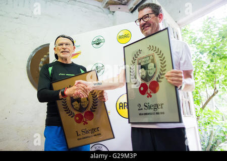 Köln, Deutschland. 27. Mai 2016. 'Bild' Herausgeber Kai Diekmann und Journalist Guenter Wallraff ein Spiel der Tischtennis im Garten Wallraff in Köln, 27. Mai 2016. Professionelles Tischtennis Spieler Timo Boll diente als Schiedsrichter. Wallraff gewann das Spiel 4:1. Foto: ROLF VENNENBERND/Dpa/Alamy Live News Stockfoto