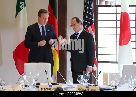 Der britische Premierminister David Cameron, links, spricht mit dem französischen Präsidenten Francois Hollande vor Beginn der Runde treffen auf dem G7-Gipfel 26. Mai 2016 in Shima, Präfektur Mie, Japan. Stockfoto