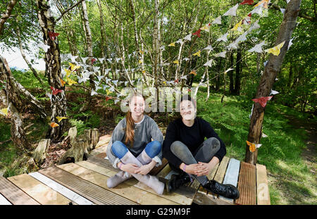 Nutley, East Sussex, UK. 27. Mai 2016.  Tasha O'Byrne (links) und Josephine Neill machen Sie eine Pause von der Vorbereitung der Kunstinstallation "Flüge von May'at die Holunderblüten Felder Festival statt im Pippingford Park in Nutley Sussex an diesem Wochenende. Holunderblüten Felder ist eine kleine unabhängige Familie Festival in den nächsten drei Tagen Credit: Simon Dack/Alamy Live News Stockfoto