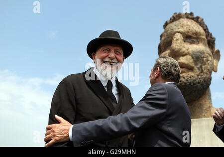 Duisburg-Ruhrort, Deutschland. 27. Mai 2016. Der ehemalige Bundeskanzler Gerhard Schroeder (SPD, R) und deutscher Künstler Markus Luepertz stehen vor der Skulptur "Echo des Poseidon" Mercator Island in Duisburg-Ruhrort, Deutschland, 27. Mai 2016. Der renommierte Bildhauer aus Düsseldorf entwickelt die Büste für den 300. Geburtstag des Hafens in Duisburg. Foto: INA FASSBENDER/Dpa/Alamy Live News Stockfoto