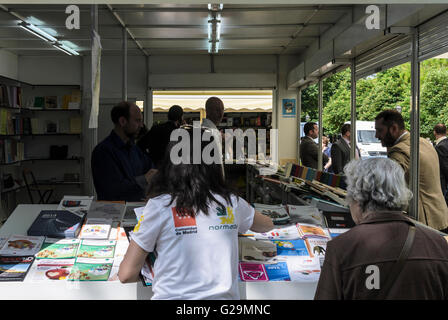 Madrid, Spanien, 27 St Mai 2016.  Ein Blick auf die Madrider Buchmesse und einem Ständer im Retiro Park tagsüber Einweihung, Madrid, Spanien. Enrique Davó/Alamy Live-Nachrichten. Stockfoto