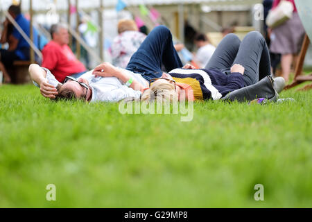 Hay Festival Mai 2016 ein paar auf der Festival-Rasenflächen bei schönem Wetter sich erholend lag. Stockfoto