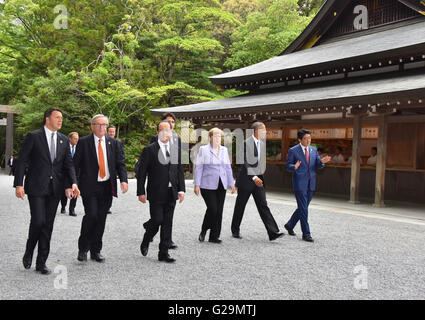 ISE, Japan. 26. Mai 2016. Weltweit führend auf dem G7-Gipfel machen Sie einen Spaziergang durch die Ise Jingu Schrein Gelände 26. Mai 2016 in Ise, Japan. Von links nach rechts: Italiens Premier Matteo Renzi, EU-Kommissionspräsident Jean-Claude Juncker, der französische Präsident Francois Hollande, der kanadische Premierminister Justin Trudeau, Bundeskanzlerin Angela Merkel, US-Präsident Barack Obama und der japanische Premierminister Shinzo Abe. Bildnachweis: Planetpix/Alamy Live-Nachrichten Stockfoto