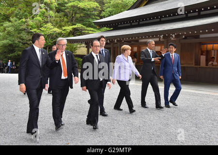 ISE, Japan. 26. Mai 2016. Weltweit führend auf dem G7-Gipfel machen Sie einen Spaziergang durch die Ise Jingu Schrein Gelände 26. Mai 2016 in Ise, Japan. Von links nach rechts: Italiens Premier Matteo Renzi, EU-Kommissionspräsident Jean-Claude Juncker, der französische Präsident Francois Hollande, der kanadische Premierminister Justin Trudeau, Bundeskanzlerin Angela Merkel, US-Präsident Barack Obama und der japanische Premierminister Shinzo Abe. Bildnachweis: Planetpix/Alamy Live-Nachrichten Stockfoto