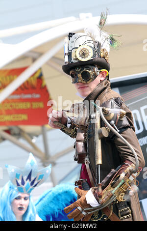 London, UK. 27. Mai 2016. Enthusiasten, einige in Tracht, besuchen den Eröffnungstag der diesjährigen Comic Con Convention statt im Excel Centre in London 27.05.2016 Credit: Theodore Liasi/Alamy Live-Nachrichten Stockfoto