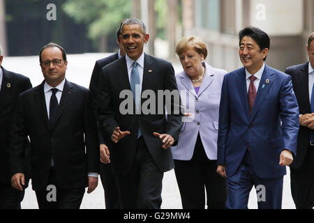 ISE, Japan. 26. Mai 2016. Weltweit führend auf dem G7-Gipfel machen Sie einen Spaziergang durch die Ise Jingu Schrein Gelände 26. Mai 2016 in Ise, Japan. Von links nach rechts: der französische Präsident Francois Hollande, US-Präsident Barack Obama, die deutsche Bundeskanzlerin Angela Merkel und der japanische Premierminister Shinzo Abe. Bildnachweis: Planetpix/Alamy Live-Nachrichten Stockfoto