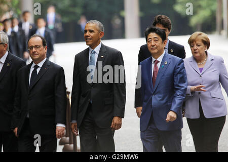 ISE, Japan. 26. Mai 2016. Weltweit führend auf dem G7-Gipfel machen Sie einen Spaziergang durch die Ise Jingu Schrein Gelände 26. Mai 2016 in Ise, Japan. Von links nach rechts: der französische Präsident Francois Hollande, US-Präsident Barack Obama, die deutsche Bundeskanzlerin Angela Merkel und der japanische Premierminister Shinzo Abe. Bildnachweis: Planetpix/Alamy Live-Nachrichten Stockfoto