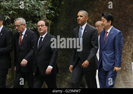 ISE, Japan. 26. Mai 2016. Weltweit führend auf dem G7-Gipfel machen Sie einen Spaziergang durch die Ise Jingu Schrein Gelände 26. Mai 2016 in Ise, Japan. Von links nach rechts: EU-Kommissionspräsident Jean-Claude Juncker, der französische Präsident Francois Hollande, US-Präsident Barack Obama und der japanische Premierminister Shinzo Abe. Bildnachweis: Planetpix/Alamy Live-Nachrichten Stockfoto