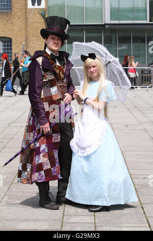 London, UK. 27. Mai 2016. Enthusiasten, einige in Tracht, besuchen den Eröffnungstag der diesjährigen Comic Con Convention statt im Excel Centre in London 27.05.2016 Credit: Theodore Liasi/Alamy Live-Nachrichten Stockfoto