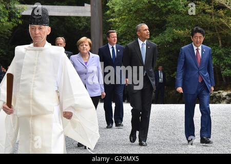 ISE, Japan. 26. Mai 2016. Weltweit führend auf dem G7-Gipfel machen Sie einen Spaziergang durch die Ise Jingu Schrein Gelände 26. Mai 2016 in Ise, Japan. Von links nach rechts: Präsident des Europäischen Rates Donald Tusk, Bundeskanzlerin Angela Merkel, britische Premierminister David Cameron, US-Präsident Barack Obama und der japanische Premierminister Shinzo Abe. Bildnachweis: Planetpix/Alamy Live-Nachrichten Stockfoto