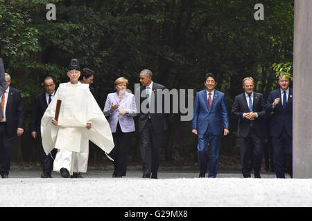 ISE, Japan. 26. Mai 2016. Weltweit führend auf dem G7-Gipfel machen Sie einen Spaziergang durch die Ise Jingu Schrein Gelände 26. Mai 2016 in Ise, Japan. Von links nach rechts: der französische Präsident Francois Hollande, der kanadische Premierminister Justin Trudeau, Bundeskanzlerin Angela Merkel, US-Präsident Barack Obama, japanische Premierminister Shinzo Abe EU-Ratspräsident Donald Tusk und britische Premierminister David Cameron. Bildnachweis: Planetpix/Alamy Live-Nachrichten Stockfoto