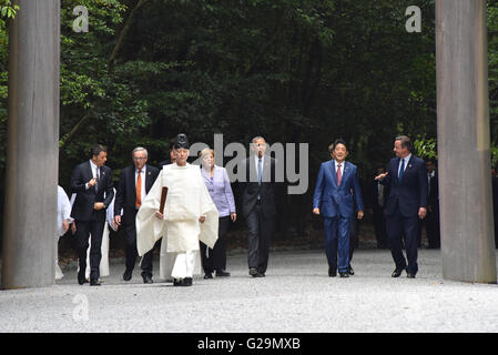 ISE, Japan. 26. Mai 2016. Weltweit führend auf dem G7-Gipfel machen Sie einen Spaziergang durch die Ise Jingu Schrein Gelände 26. Mai 2016 in Ise, Japan. Von links nach rechts: Italiens Premier Matteo Renzi, EU-Kommissionspräsident Jean-Claude Juncker, der französische Präsident, Bundeskanzlerin Angela Merkel, US-Präsident Barack Obama, japanische Premierminister Shinzo Abe und britischen Premierminister David Cameron. Bildnachweis: Planetpix/Alamy Live-Nachrichten Stockfoto