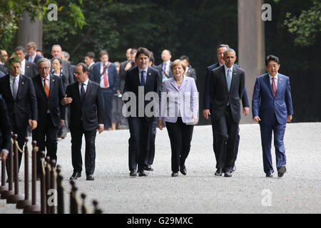 ISE, Japan. 26. Mai 2016. Weltweit führend auf dem G7-Gipfel machen Sie einen Spaziergang durch die Ise Jingu Schrein Gelände 26. Mai 2016 in Ise, Japan. Von links nach rechts: Italiens Premier Matteo Renzi, EU-Kommissionspräsident Jean-Claude Juncker, der französische Präsident Francois Hollande, kanadische Premierminister Justin Trudeau, Bundeskanzlerin Angela Merkel, britische Premierminister David Cameron, US-Präsident Barack Obama und der japanische Premierminister Shinzo Abe. Bildnachweis: Planetpix/Alamy Live-Nachrichten Stockfoto