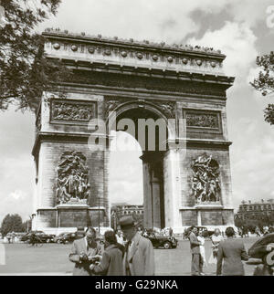 Frankreich, Paris. 1951-schwarz / weiß Bild, Arc de Triomphe de l'Étoile. Tagsüber, Passanten im Vordergrund. Stockfoto