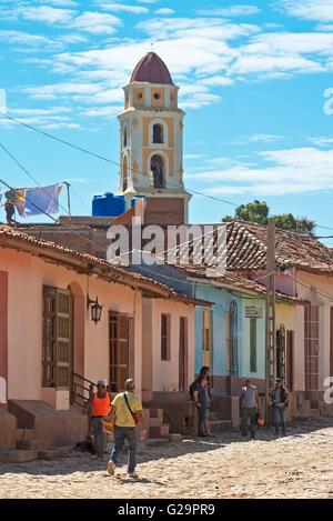 Typische Straße in der Nähe von Zentrum von Trinidad in Kuba und das Kloster de San Francisco de Asís Glockenturm in den Boden zurück. Stockfoto