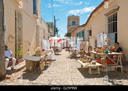 Typische bunte Straße Straße Marktplatz in der Nähe von Zentrum von Trinidad in Kuba mit der lokalen Bevölkerung, Verkauf von touristischen Produkten. Stockfoto