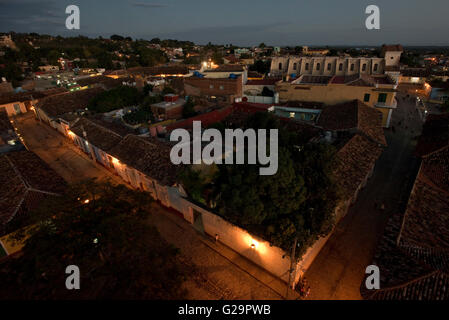 Ein Blick über Trinidad in Kuba am Sonnenuntergang am Abend genommen vom Kloster de San Francisco de Asís Glockenturm. Stockfoto