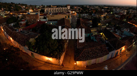 3 Bild Stich Panoramablick über Trinidad am Sonnenuntergang am Abend genommen vom Kloster de San Francisco de Asís Glockenturm. Stockfoto