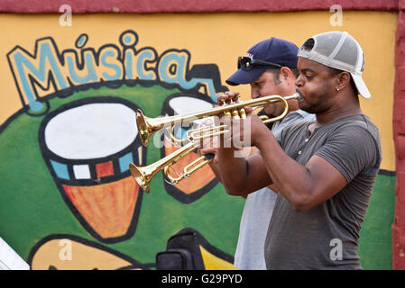 Kubanische Musiker spielen Salsa-Musik für Einheimische und Touristen in der Casa De La Músíca in Trinidad, Kuba. Stockfoto