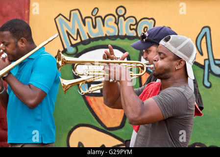 Kubanische Musiker spielen Salsa-Musik für Einheimische und Touristen in der Casa De La Músíca in Trinidad, Kuba. Stockfoto