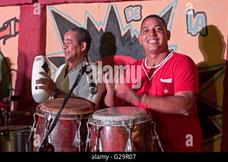 Kubanische Musiker spielen Salsa-Musik für Einheimische und Touristen in der Casa De La Músíca in Trinidad, Kuba. Stockfoto