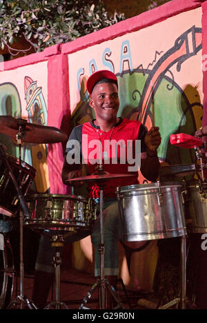 Kubanische Musiker spielen Salsa-Musik für Einheimische und Touristen in der Casa De La Músíca in Trinidad, Kuba. Stockfoto