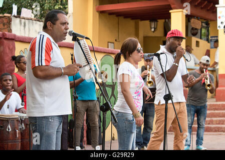 Kubanische Musiker in einer Gruppe spielen und singen Salsa für Einheimische und Touristen in der Casa De La Músíca in Trinidad, Kuba. Stockfoto