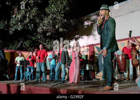 Kubanische Musiker in einer Gruppe spielen und singen Salsa für Einheimische und Touristen in der Casa De La Músíca in Trinidad, Kuba. Stockfoto