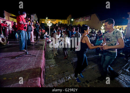 Kubanische Musiker in einer Gruppe spielen und singen Salsa für Einheimische und Touristen in der Casa De La Músíca in Trinidad, Kuba. Stockfoto