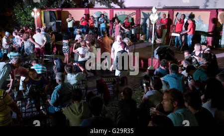 Kubanische Musiker in einer Gruppe spielen und singen Salsa für Einheimische und Touristen in der Casa De La Músíca in Trinidad, Kuba. Stockfoto