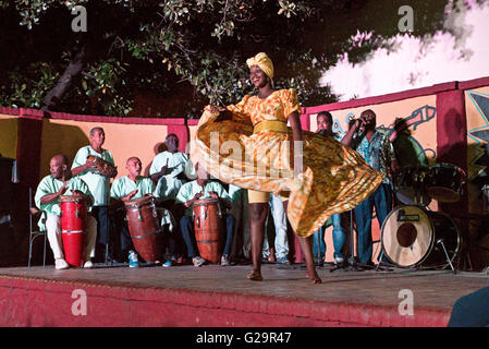 Kubanische Afro-kubanischen Musiker in einer Gruppe spielen und singen für Einheimische und Touristen in der Casa De La Músíca in Trinidad, Kuba. Stockfoto