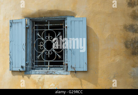 Blaue Eisen Fenster an der Wand getragen Stuck. Antiken europäischen Stil. Stockfoto