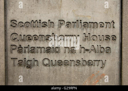 Zeichen: Schottisches Parlament geschnitzt in Stein außerhalb des Schottischen Parlaments Gebäude Stockfoto