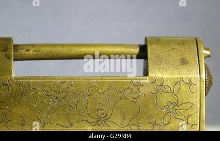 Antike chinesische Vorhängeschloss oder Box Sperre aus Bronze gefertigt Stockfoto