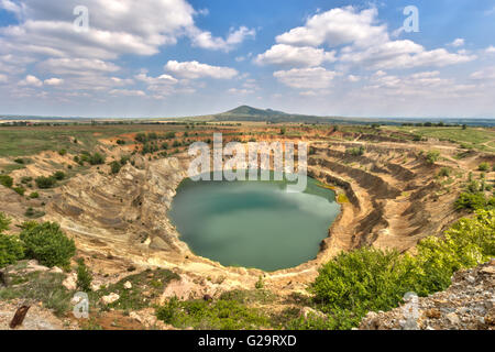 Verlassenen offenen Grube Grube in der Nähe von Zar Asen Dorf in Bulgarien Stockfoto