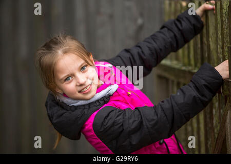 Fröhliches kleines Mädchen Portrait beim Spielen im Freien. Stockfoto