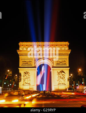 Arc de Triomphe, in der Nacht mit der Trikolore und Laser Lichter, Paris, Frankreich Stockfoto